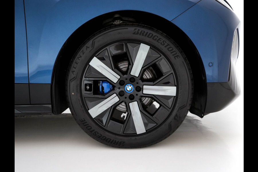 BMW iX xDrive40 High Executive 77 kWh AWD [ 3-Fase-11kW ] {SoH-100%} (INCL-BTW) *LEATHER | TOPVIEW | FULL-LED | MEMORY-PACK | HARMAN/KARDON | BLINDSPOT | WIDESCREEN-COCKPIT | HEATED-COMFORTSEATS | DAB | AMBIENTLIGHT | NAVI-FULLMAP | TOWBAR | HEAD-UP | 21''ALU*