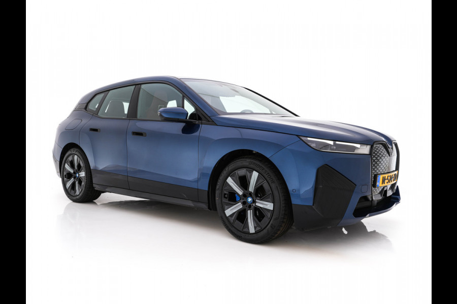 BMW iX xDrive40 High Executive 77 kWh AWD [ 3-Fase-11kW ] {SoH-100%} (INCL-BTW) *LEATHER | TOPVIEW | FULL-LED | MEMORY-PACK | HARMAN/KARDON | BLINDSPOT | WIDESCREEN-COCKPIT | HEATED-COMFORTSEATS | DAB | AMBIENTLIGHT | NAVI-FULLMAP | TOWBAR | HEAD-UP | 21''ALU*