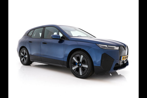 BMW iX xDrive40 High Executive 77 kWh AWD [ 3-Fase-11kW ] {SoH-100%} (INCL-BTW) *LEATHER | TOPVIEW | FULL-LED | MEMORY-PACK | HARMAN/KARDON | BLINDSPOT | WIDESCREEN-COCKPIT | HEATED-COMFORTSEATS | DAB | AMBIENTLIGHT | NAVI-FULLMAP | TOWBAR | HEAD-UP | 21''ALU*