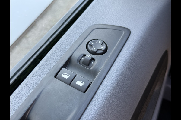 Opel e-Vivaro L2H1 75 kWh 136PK 9-persoons L2H1 330km WLTP 93,7% (SOH) Dubbele schuifdeuren Snelladen Laadkabel Climate control Parkeersensoren