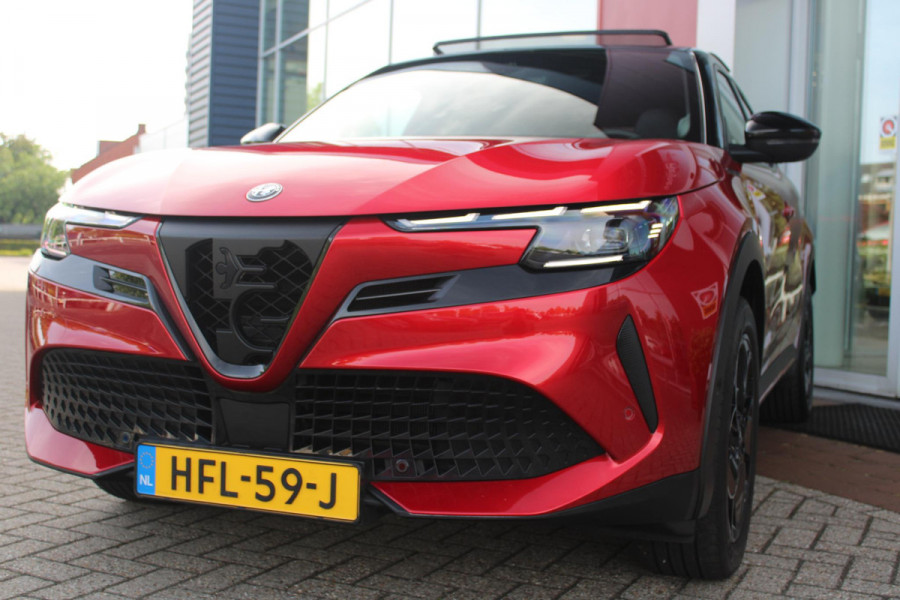 Alfa Romeo junior ELETTRICA SPECIALE 156PK 54 kWh | PANORAMISCH SCHUIF/KANTEL DAK | BICOLOR DAK (ZWART DAK) | WARMTEPOMP | TECHNOLOGIE PAKKET (O.A. FULL LED ADAPTIVE MATRIX KOPLAMPEN/DODEHOEK DETECTIE/DRAADLOZE TELEFOONLADER/ACHTERUITRIJ CAMERA/PARKEERSENSOREN VOOR, ACHTER,ZIJKANT) | DRAADLOZE APPLE CARPLAY/ANDROID AUTO | CLIMATE CONTROL | ELEKTRISCH BEDIENBARE ACHTERKLEP | STOEL VERWARMING | ELEKTRISCH BEDIENBARE VOORSTOEL MET MASSAGE FUNCTIE | VERKEERSBORDEN HERKENNING | ADAPTIVE CRUISE CONTROL | KEYLESS ENTRY/START | VOORRUIT VERWARMING |