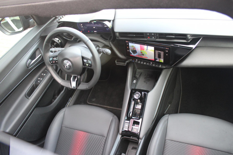 Alfa Romeo junior ELETTRICA SPECIALE 156PK 54 kWh | PANORAMISCH SCHUIF/KANTEL DAK | BICOLOR DAK (ZWART DAK) | WARMTEPOMP | TECHNOLOGIE PAKKET (O.A. FULL LED ADAPTIVE MATRIX KOPLAMPEN/DODEHOEK DETECTIE/DRAADLOZE TELEFOONLADER/ACHTERUITRIJ CAMERA/PARKEERSENSOREN VOOR, ACHTER,ZIJKANT) | DRAADLOZE APPLE CARPLAY/ANDROID AUTO | CLIMATE CONTROL | ELEKTRISCH BEDIENBARE ACHTERKLEP | STOEL VERWARMING | ELEKTRISCH BEDIENBARE VOORSTOEL MET MASSAGE FUNCTIE | VERKEERSBORDEN HERKENNING | ADAPTIVE CRUISE CONTROL | KEYLESS ENTRY/START | VOORRUIT VERWARMING |