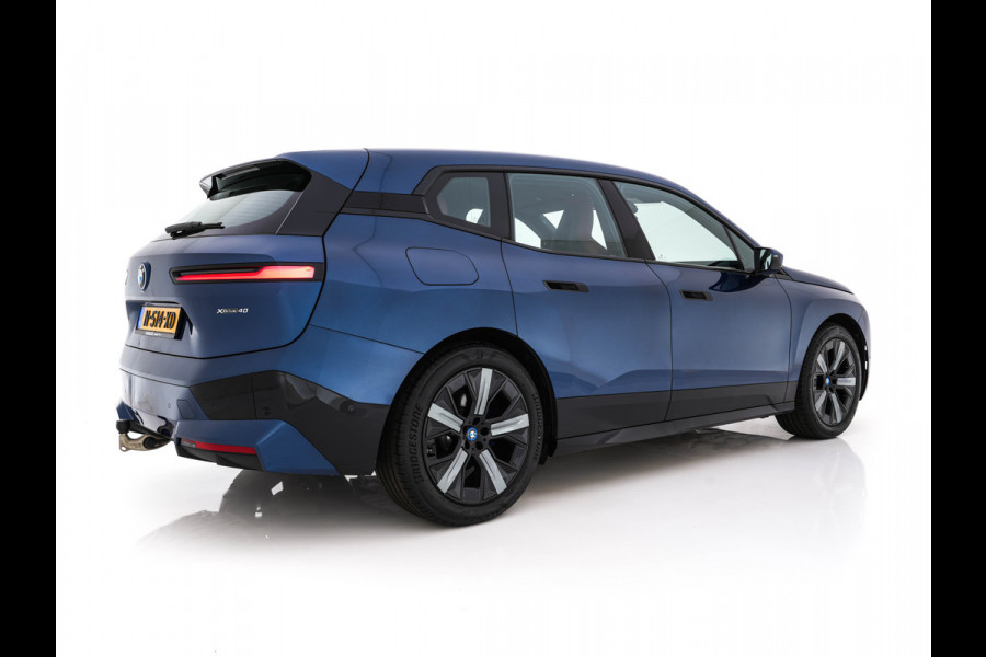 BMW iX xDrive40 High Executive 77 kWh AWD [ 3-Fase-11kW ] {SoH-100%} (INCL-BTW) *LEATHER | TOPVIEW | FULL-LED | MEMORY-PACK | HARMAN/KARDON | BLINDSPOT | WIDESCREEN-COCKPIT | HEATED-COMFORTSEATS | DAB | AMBIENTLIGHT | NAVI-FULLMAP | TOWBAR | HEAD-UP | 21''ALU*