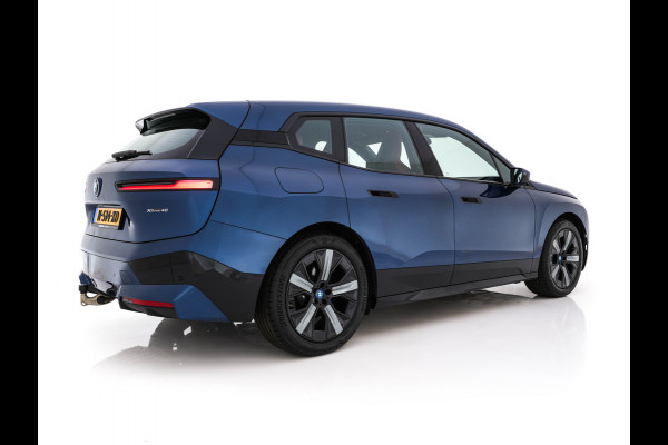 BMW iX xDrive40 High Executive 77 kWh AWD [ 3-Fase-11kW ] {SoH-100%} (INCL-BTW) *LEATHER | TOPVIEW | FULL-LED | MEMORY-PACK | HARMAN/KARDON | BLINDSPOT | WIDESCREEN-COCKPIT | HEATED-COMFORTSEATS | DAB | AMBIENTLIGHT | NAVI-FULLMAP | TOWBAR | HEAD-UP | 21''ALU*