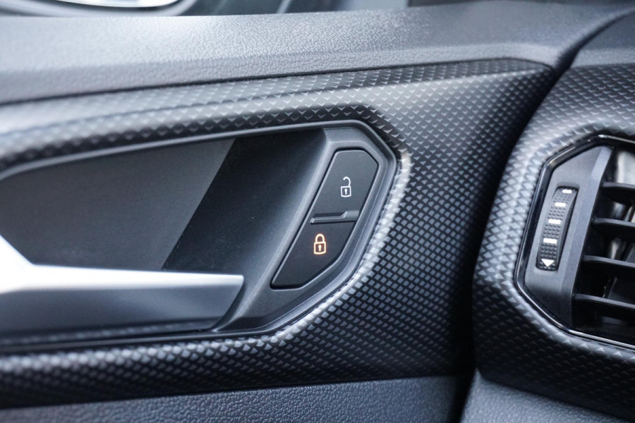 Volkswagen T-Cross 1.0 TSI Life + CAMERA / TREKHAAK / APPLE CARPLAY