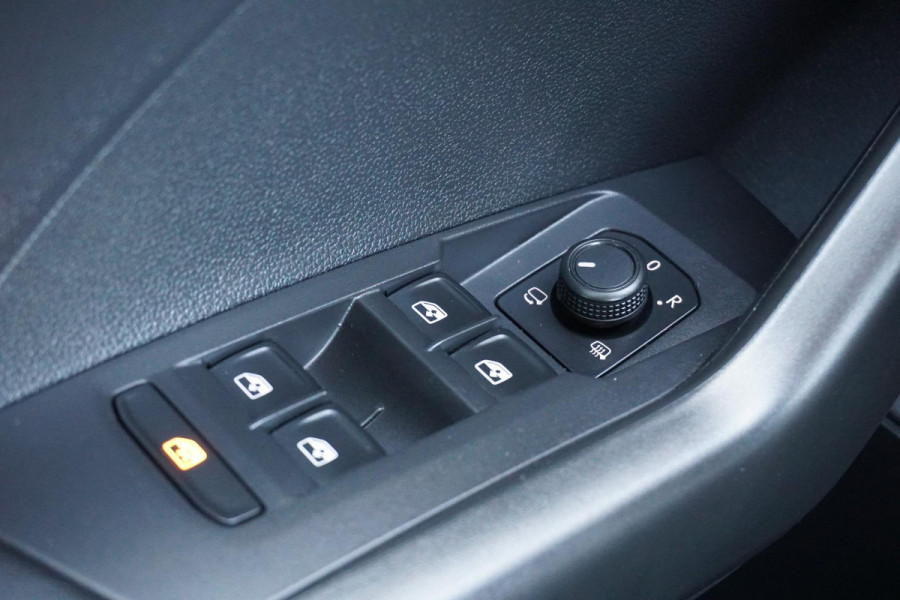 Volkswagen T-Cross 1.0 TSI Life + CAMERA / TREKHAAK / APPLE CARPLAY