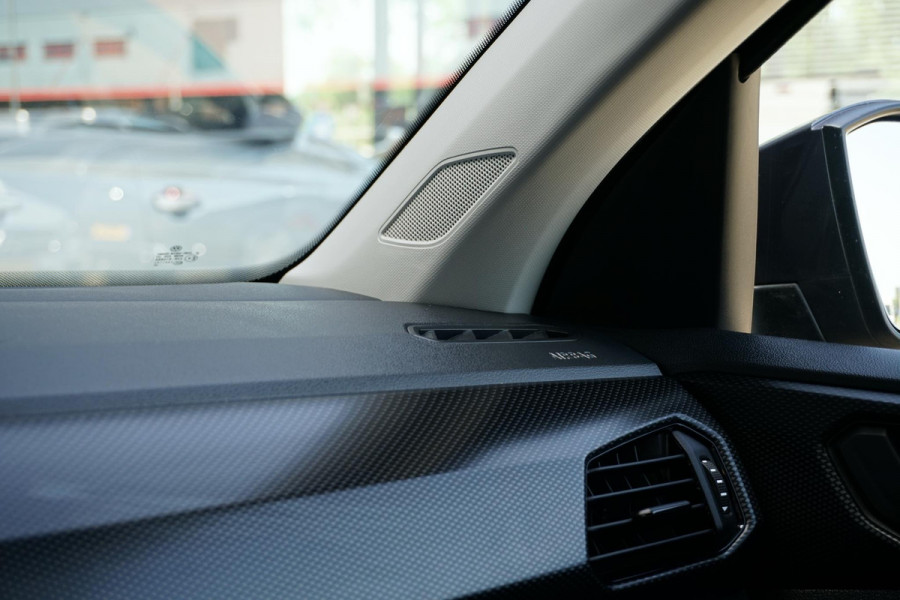 Volkswagen T-Cross 1.0 TSI Life + CAMERA / TREKHAAK / APPLE CARPLAY