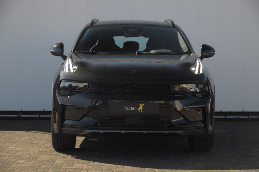 Lynk & Co 01 276PK Automaat Core / Adaptieve cruise control / Stoel - en stuurwielverwarming / Parkeersensoren met camera / Apple carplay / Trekhaak / Metallic lak / 19" lichtmetalen velgen