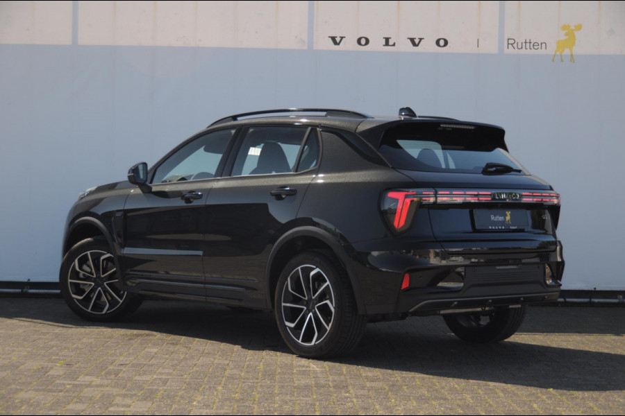 Lynk & Co 01 276PK Automaat Core / Adaptieve cruise control / Stoel - en stuurwielverwarming / Parkeersensoren met camera / Apple carplay / Trekhaak / Metallic lak / 19" lichtmetalen velgen