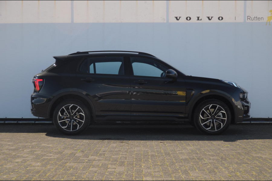 Lynk & Co 01 276PK Automaat Core / Adaptieve cruise control / Stoel - en stuurwielverwarming / Parkeersensoren met camera / Apple carplay / Trekhaak / Metallic lak / 19" lichtmetalen velgen