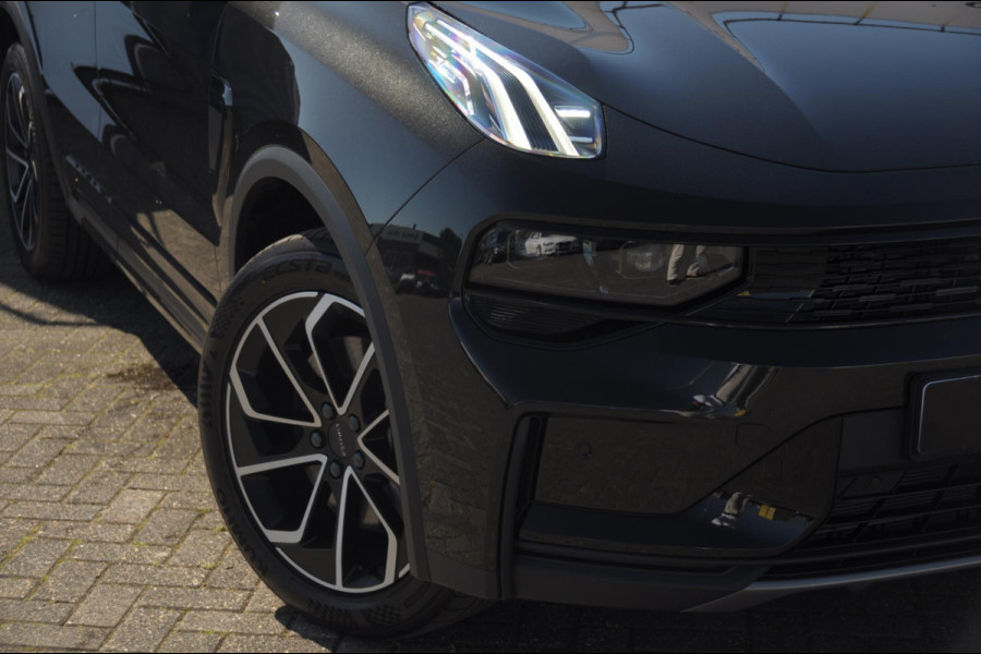 Lynk & Co 01 276PK Automaat Core / Adaptieve cruise control / Stoel - en stuurwielverwarming / Parkeersensoren met camera / Apple carplay / Trekhaak / Metallic lak / 19" lichtmetalen velgen
