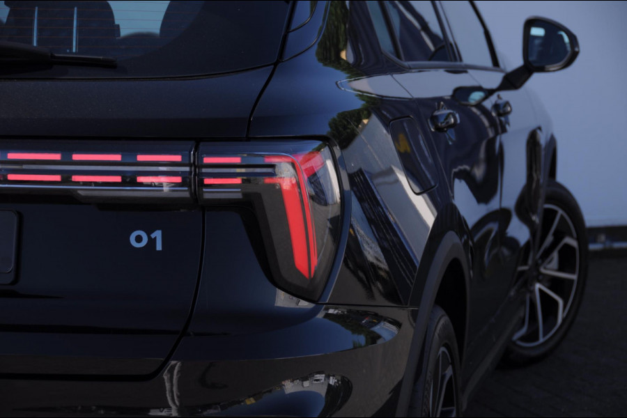 Lynk & Co 01 276PK Automaat Core / Adaptieve cruise control / Stoel - en stuurwielverwarming / Parkeersensoren met camera / Apple carplay / Trekhaak / Metallic lak / 19" lichtmetalen velgen