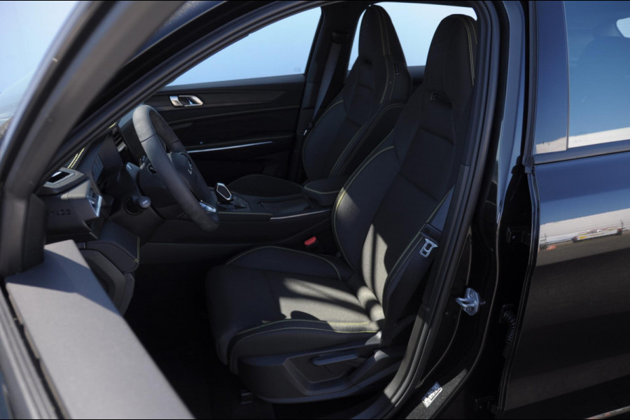Lynk & Co 01 276PK Automaat Core / Adaptieve cruise control / Stoel - en stuurwielverwarming / Parkeersensoren met camera / Apple carplay / Trekhaak / Metallic lak / 19" lichtmetalen velgen