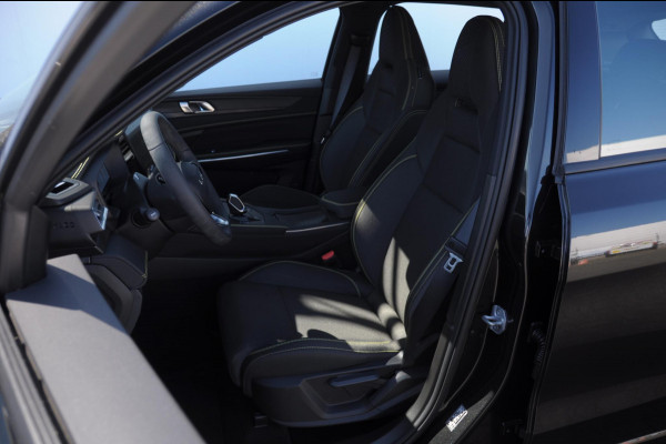 Lynk & Co 01 276PK Automaat Core / Adaptieve cruise control / Stoel - en stuurwielverwarming / Parkeersensoren met camera / Apple carplay / Trekhaak / Metallic lak / 19" lichtmetalen velgen