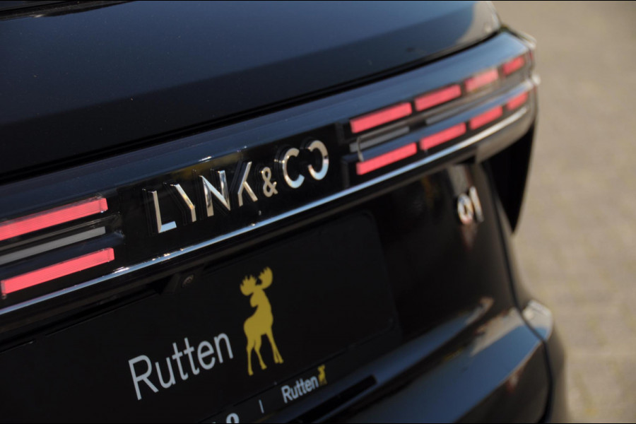 Lynk & Co 01 276PK Automaat Core / Adaptieve cruise control / Stoel - en stuurwielverwarming / Parkeersensoren met camera / Apple carplay / Trekhaak / Metallic lak / 19" lichtmetalen velgen