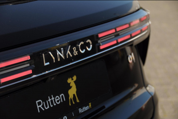 Lynk & Co 01 276PK Automaat Core / Adaptieve cruise control / Stoel - en stuurwielverwarming / Parkeersensoren met camera / Apple carplay / Trekhaak / Metallic lak / 19" lichtmetalen velgen