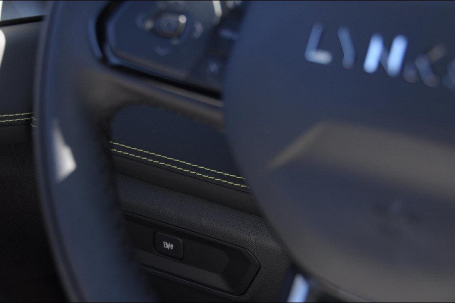 Lynk & Co 01 276PK Automaat Core / Adaptieve cruise control / Stoel - en stuurwielverwarming / Parkeersensoren met camera / Apple carplay / Trekhaak / Metallic lak / 19" lichtmetalen velgen