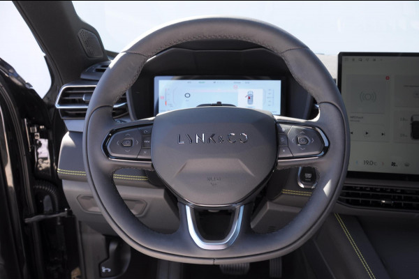 Lynk & Co 01 276PK Automaat Core / Adaptieve cruise control / Stoel - en stuurwielverwarming / Parkeersensoren met camera / Apple carplay / Trekhaak / Metallic lak / 19" lichtmetalen velgen