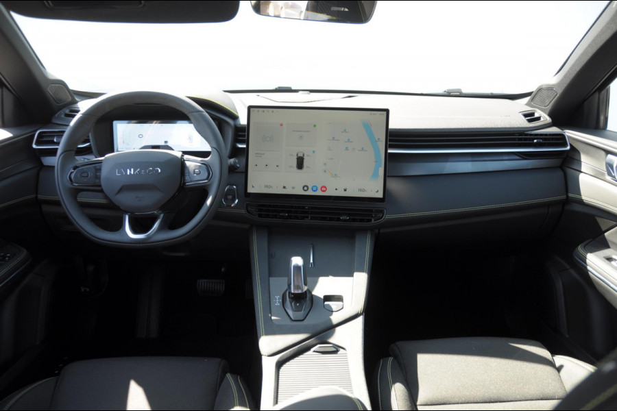 Lynk & Co 01 276PK Automaat Core / Adaptieve cruise control / Stoel - en stuurwielverwarming / Parkeersensoren met camera / Apple carplay / Trekhaak / Metallic lak / 19" lichtmetalen velgen