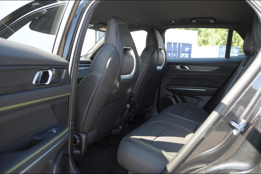 Lynk & Co 01 276PK Automaat Core / Adaptieve cruise control / Stoel - en stuurwielverwarming / Parkeersensoren met camera / Apple carplay / Trekhaak / Metallic lak / 19" lichtmetalen velgen