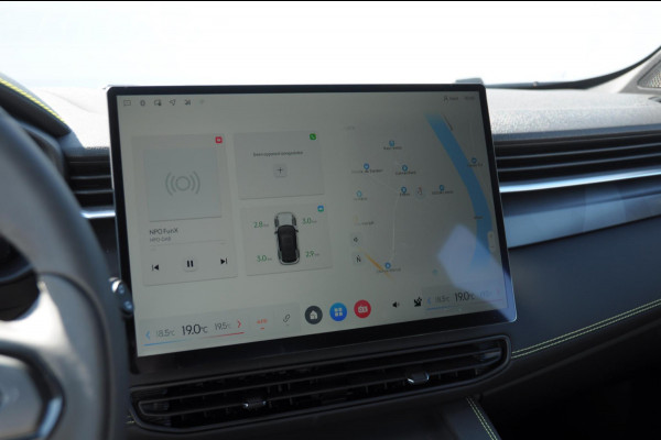 Lynk & Co 01 276PK Automaat Core / Adaptieve cruise control / Stoel - en stuurwielverwarming / Parkeersensoren met camera / Apple carplay / Trekhaak / Metallic lak / 19" lichtmetalen velgen
