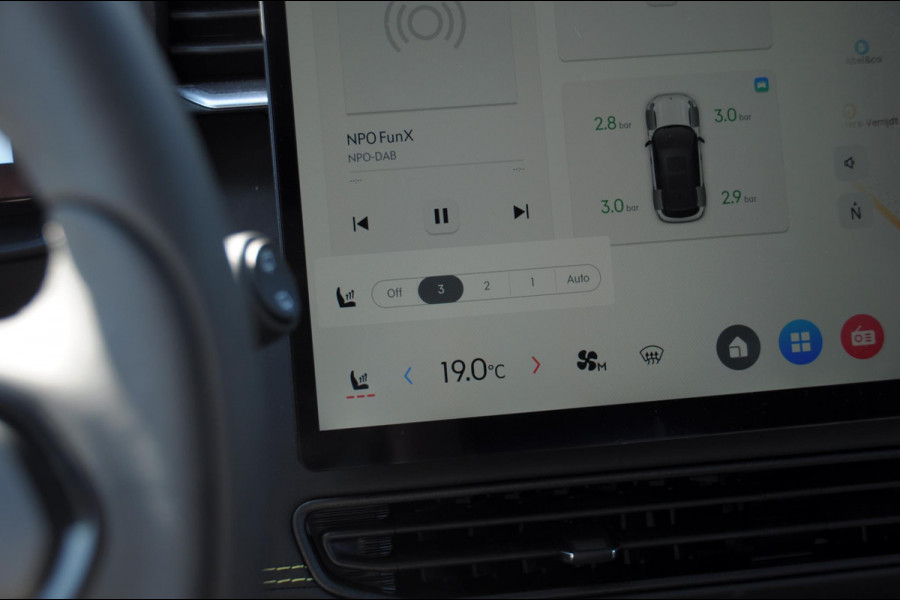 Lynk & Co 01 276PK Automaat Core / Adaptieve cruise control / Stoel - en stuurwielverwarming / Parkeersensoren met camera / Apple carplay / Trekhaak / Metallic lak / 19" lichtmetalen velgen