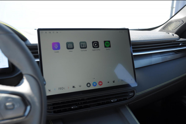 Lynk & Co 01 276PK Automaat Core / Adaptieve cruise control / Stoel - en stuurwielverwarming / Parkeersensoren met camera / Apple carplay / Trekhaak / Metallic lak / 19" lichtmetalen velgen
