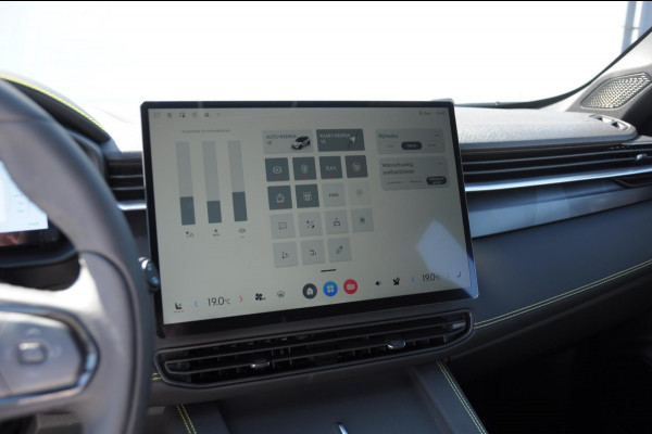 Lynk & Co 01 276PK Automaat Core / Adaptieve cruise control / Stoel - en stuurwielverwarming / Parkeersensoren met camera / Apple carplay / Trekhaak / Metallic lak / 19" lichtmetalen velgen