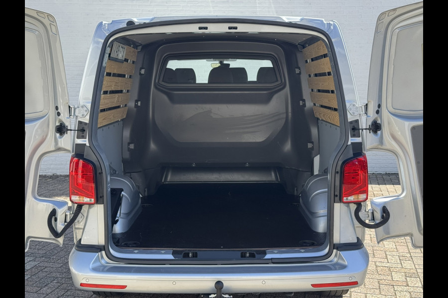 Volkswagen Transporter 2.0 TDI L2H1 30 DC Highline DSG Trekhaak 2500kg Cruise Carplay Navigatie DAB Radio