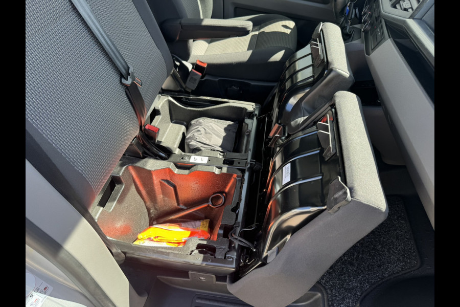 Volkswagen Transporter 2.0 TDI L2H1 30 DC Highline DSG Trekhaak 2500kg Cruise Carplay Navigatie DAB Radio