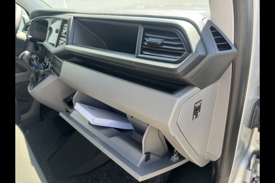 Volkswagen Transporter 2.0 TDI L2H1 30 DC Highline DSG Trekhaak 2500kg Cruise Carplay Navigatie DAB Radio