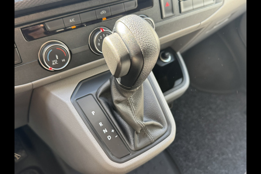 Volkswagen Transporter 2.0 TDI L2H1 30 DC Highline DSG Trekhaak 2500kg Cruise Carplay Navigatie DAB Radio
