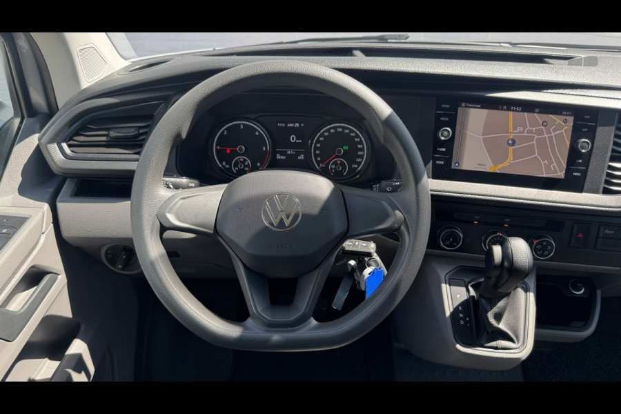 Volkswagen Transporter 2.0 TDI L2H1 30 DC Highline DSG Trekhaak 2500kg Cruise Carplay Navigatie DAB Radio