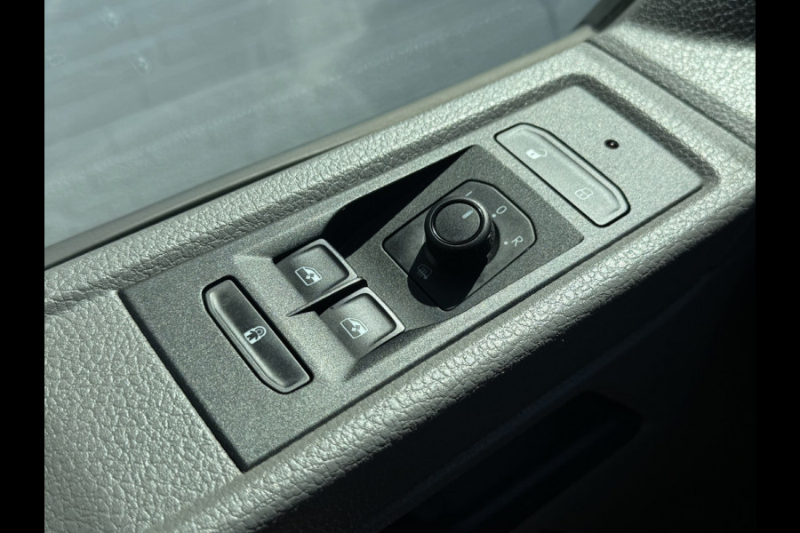 Volkswagen Transporter 2.0 TDI L2H1 30 DC Highline DSG Trekhaak 2500kg Cruise Carplay Navigatie DAB Radio