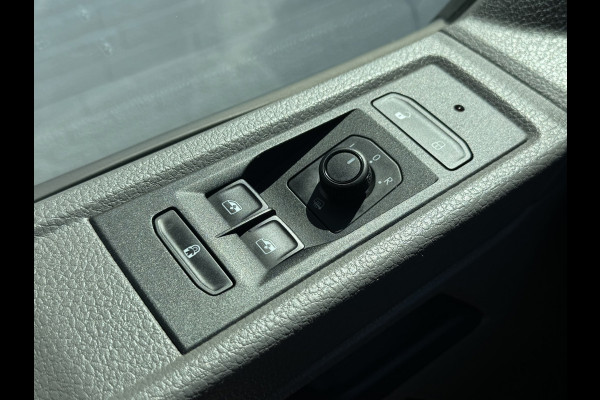 Volkswagen Transporter 2.0 TDI L2H1 30 DC Highline DSG Trekhaak 2500kg Cruise Carplay Navigatie DAB Radio