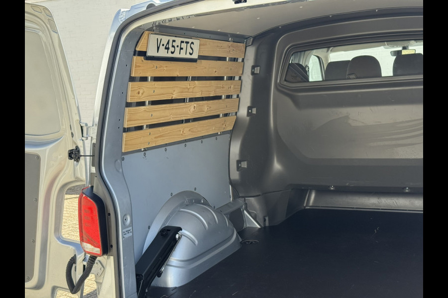 Volkswagen Transporter 2.0 TDI L2H1 30 DC Highline DSG Trekhaak 2500kg Cruise Carplay Navigatie DAB Radio
