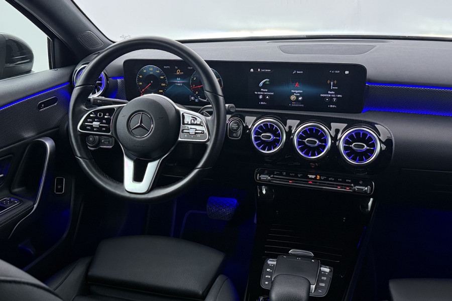 Mercedes-Benz A-Klasse 180 Business Solution Luxury (SFEERVERLICHTING, TREKHAAK UITKLAPBAAR, STOELVERWARMING, 1e EIGENAAR, CAMERA)