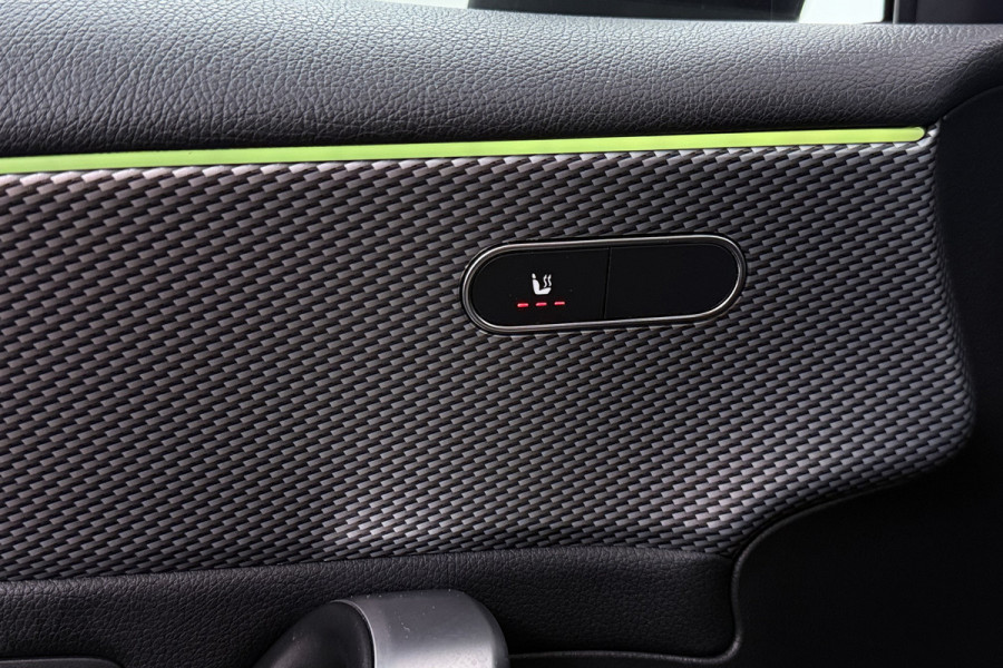 Mercedes-Benz A-Klasse 180 Business Solution Luxury (SFEERVERLICHTING, TREKHAAK UITKLAPBAAR, STOELVERWARMING, 1e EIGENAAR, CAMERA)