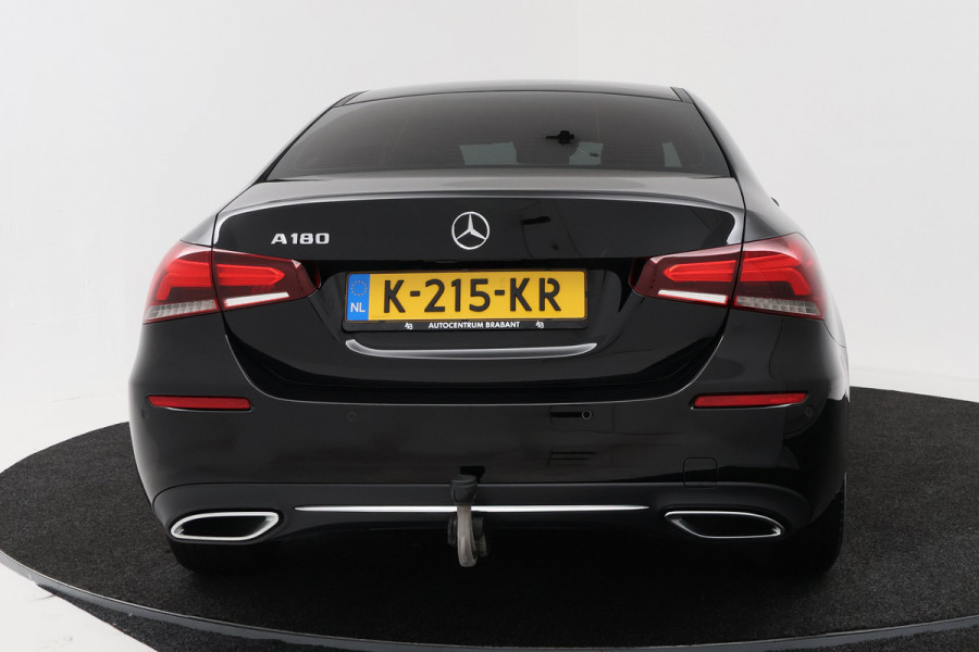 Mercedes-Benz A-Klasse 180 Business Solution Luxury (SFEERVERLICHTING, TREKHAAK UITKLAPBAAR, STOELVERWARMING, 1e EIGENAAR, CAMERA)