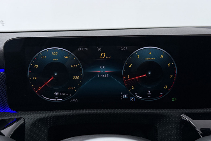 Mercedes-Benz A-Klasse 180 Business Solution Luxury (SFEERVERLICHTING, TREKHAAK UITKLAPBAAR, STOELVERWARMING, 1e EIGENAAR, CAMERA)