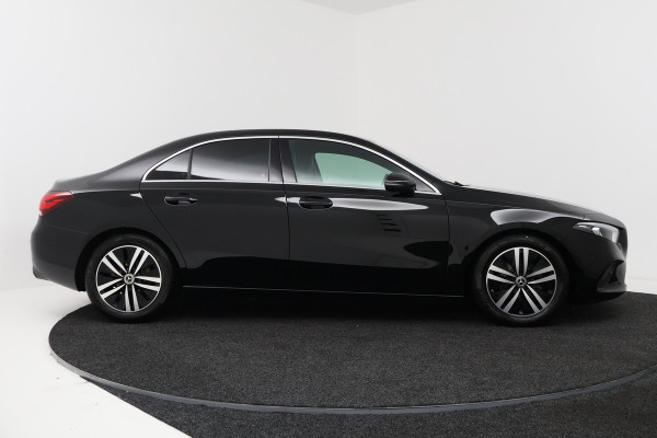 Mercedes-Benz A-Klasse 180 Business Solution Luxury (SFEERVERLICHTING, TREKHAAK UITKLAPBAAR, STOELVERWARMING, 1e EIGENAAR, CAMERA)