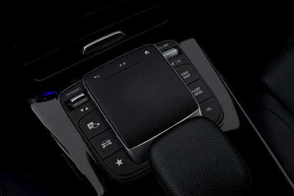 Mercedes-Benz A-Klasse 180 Business Solution Luxury (SFEERVERLICHTING, TREKHAAK UITKLAPBAAR, STOELVERWARMING, 1e EIGENAAR, CAMERA)