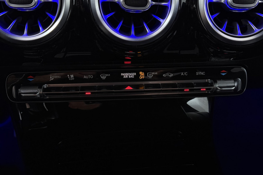 Mercedes-Benz A-Klasse 180 Business Solution Luxury (SFEERVERLICHTING, TREKHAAK UITKLAPBAAR, STOELVERWARMING, 1e EIGENAAR, CAMERA)