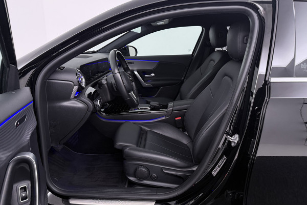 Mercedes-Benz A-Klasse 180 Business Solution Luxury (SFEERVERLICHTING, TREKHAAK UITKLAPBAAR, STOELVERWARMING, 1e EIGENAAR, CAMERA)