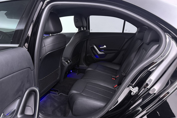Mercedes-Benz A-Klasse 180 Business Solution Luxury (SFEERVERLICHTING, TREKHAAK UITKLAPBAAR, STOELVERWARMING, 1e EIGENAAR, CAMERA)