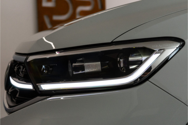 Volkswagen T-Roc 1.5 TSI 2x R-Line 150PK | Pano | Camera | IQ Light | 19'' R | 12 MND Garantie
