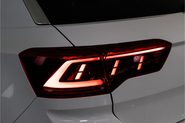 Volkswagen T-Roc 1.5 TSI 2x R-Line 150PK | Pano | Camera | IQ Light | 19'' R | 12 MND Garantie