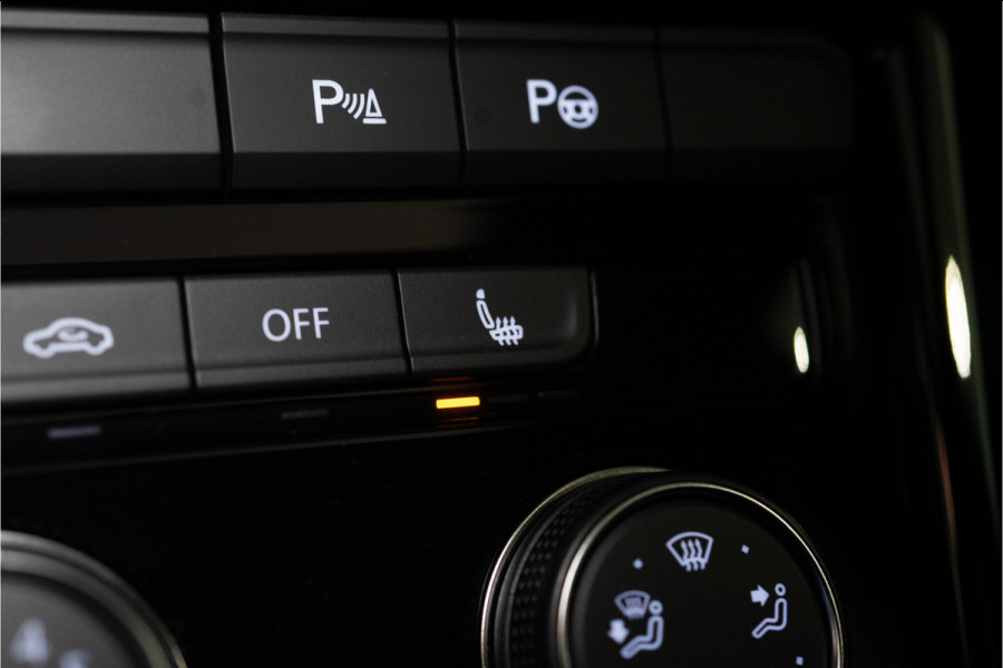 Volkswagen T-Roc 1.5 TSI 2x R-Line 150PK | Pano | Camera | IQ Light | 19'' R | 12 MND Garantie