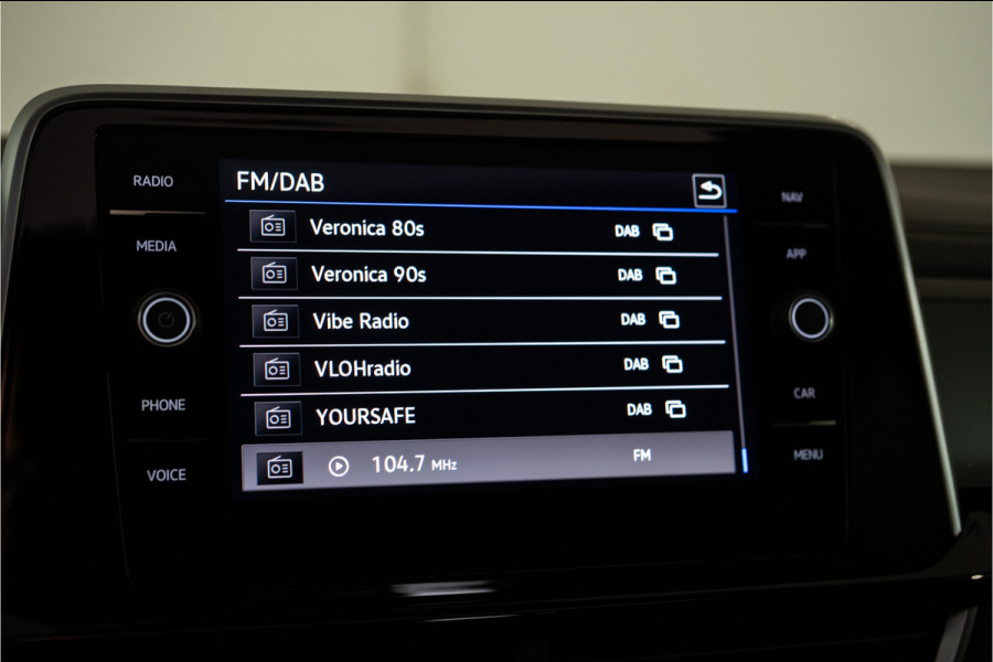 Volkswagen T-Roc 1.5 TSI 2x R-Line 150PK | Pano | Camera | IQ Light | 19'' R | 12 MND Garantie