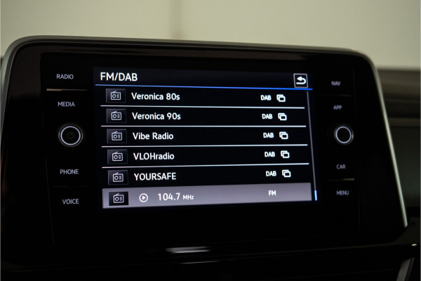 Volkswagen T-Roc 1.5 TSI 2x R-Line 150PK | Pano | Camera | IQ Light | 19'' R | 12 MND Garantie